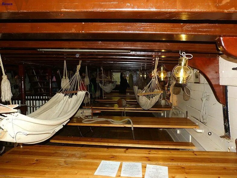 Трюм корабля 19 века. Каюта парусника Крузенштерн. Внутри старинного корабля. Интерьер старинного корабля.