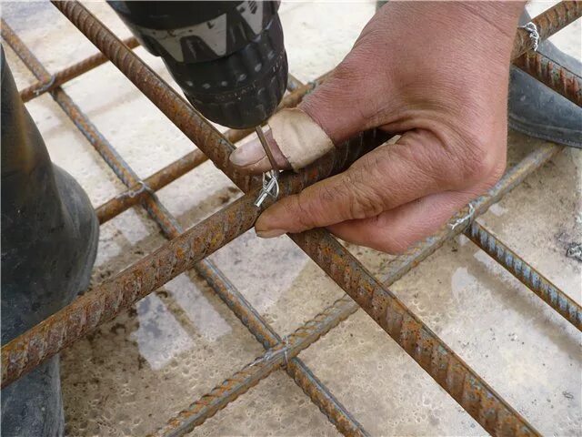 Арматурная стяжка балконной плиты. Вязка арматуры для плиты 400мм. Приспособление для изгиба арматуры для фундамента. Армирование бетона стеклопластиковой арматурой.