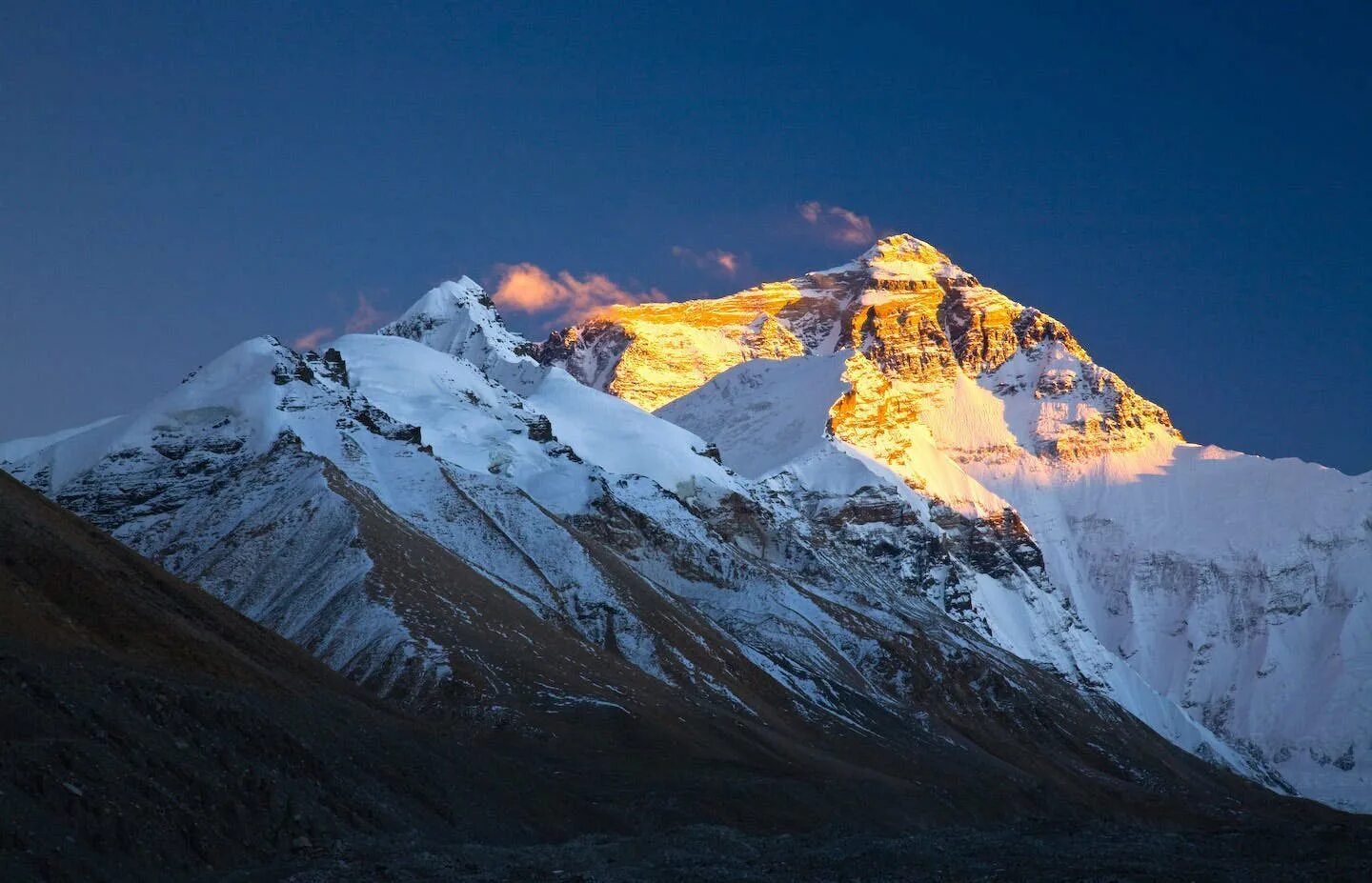 Mount everest is high in the world. Гора Эверест(Джомолунгма). Гималаи Эверест. Джамалумба гора и Эверест. Рельеф горы Эверест.