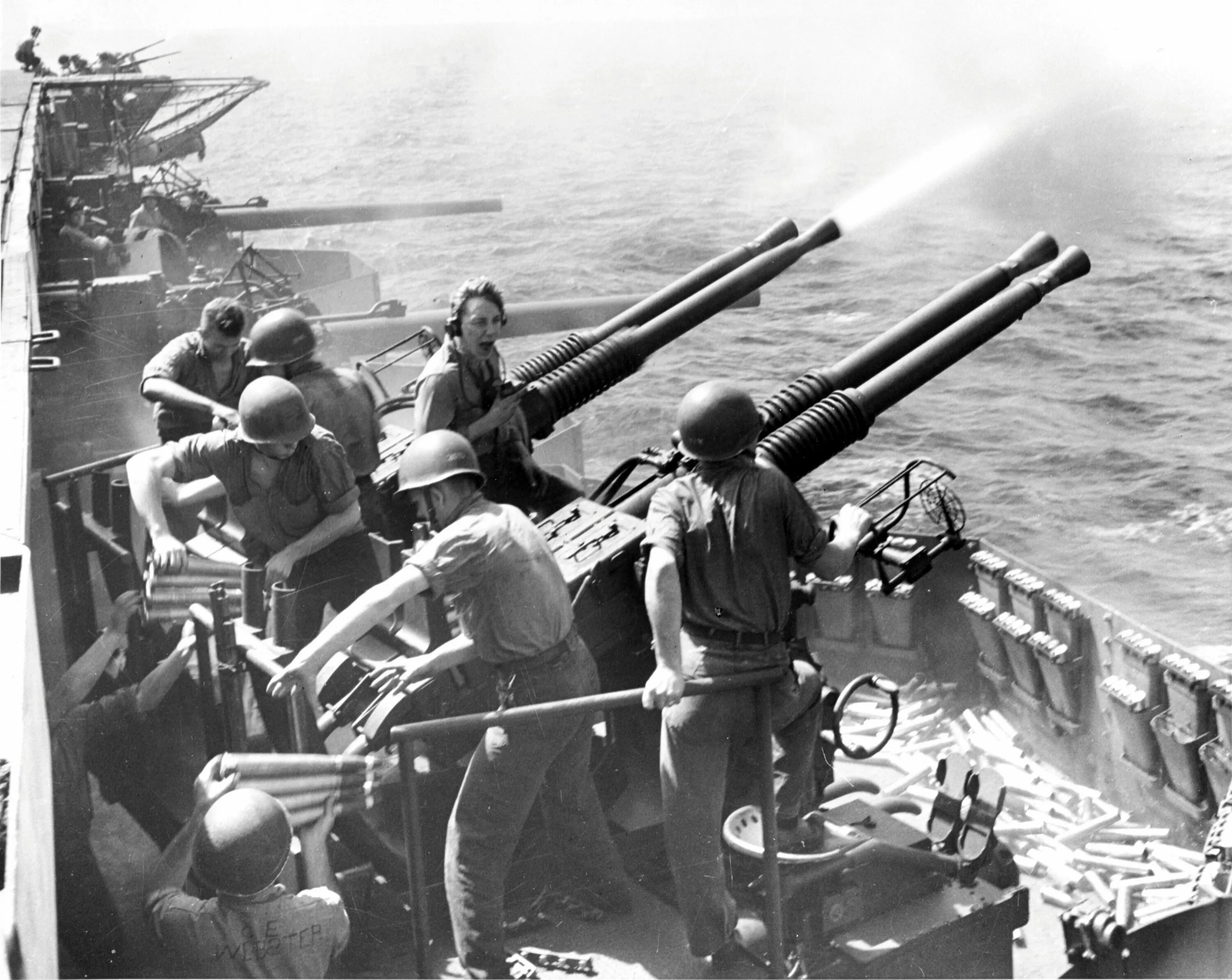 Только японские зенитные пушки все время. 40 Мм пушка Бофорс. Бофорс зенитное орудие 40 мм. 40мм зенитные автоматы Бофорс. Бофорс зенитное орудие 40 мм на кораблях.