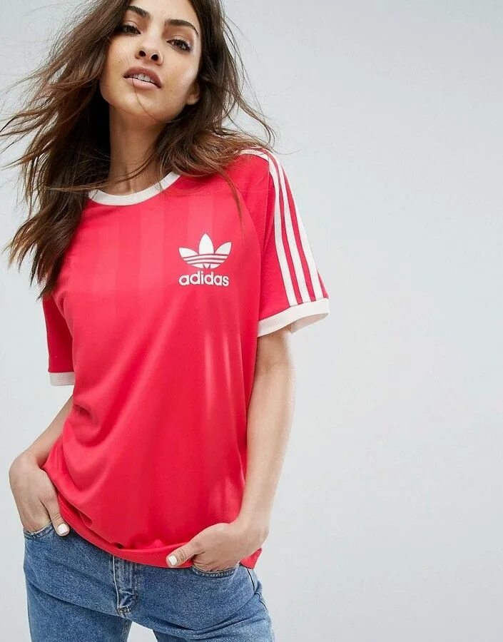 Девушки в розовых футболках. Adidas t Shirt California. Футболка adidas Originals California. Футболка адидас ориджинал. Майка adidas 2017.