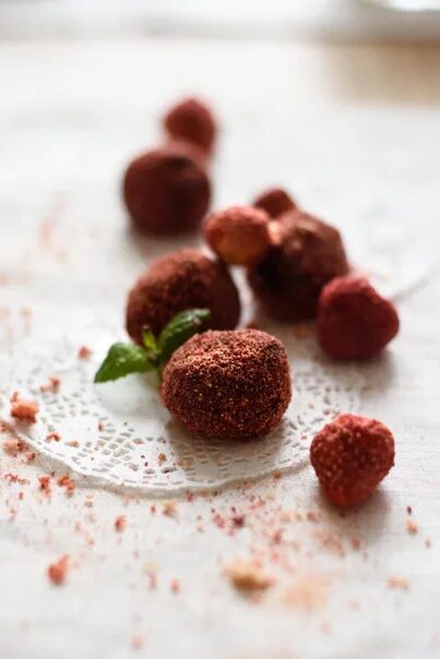 Торт два трюфеля. Трюфель со сливками. Трюфель конфеты. Трюфель со сливками. Сладонеж трюфель со вкусом сливок.