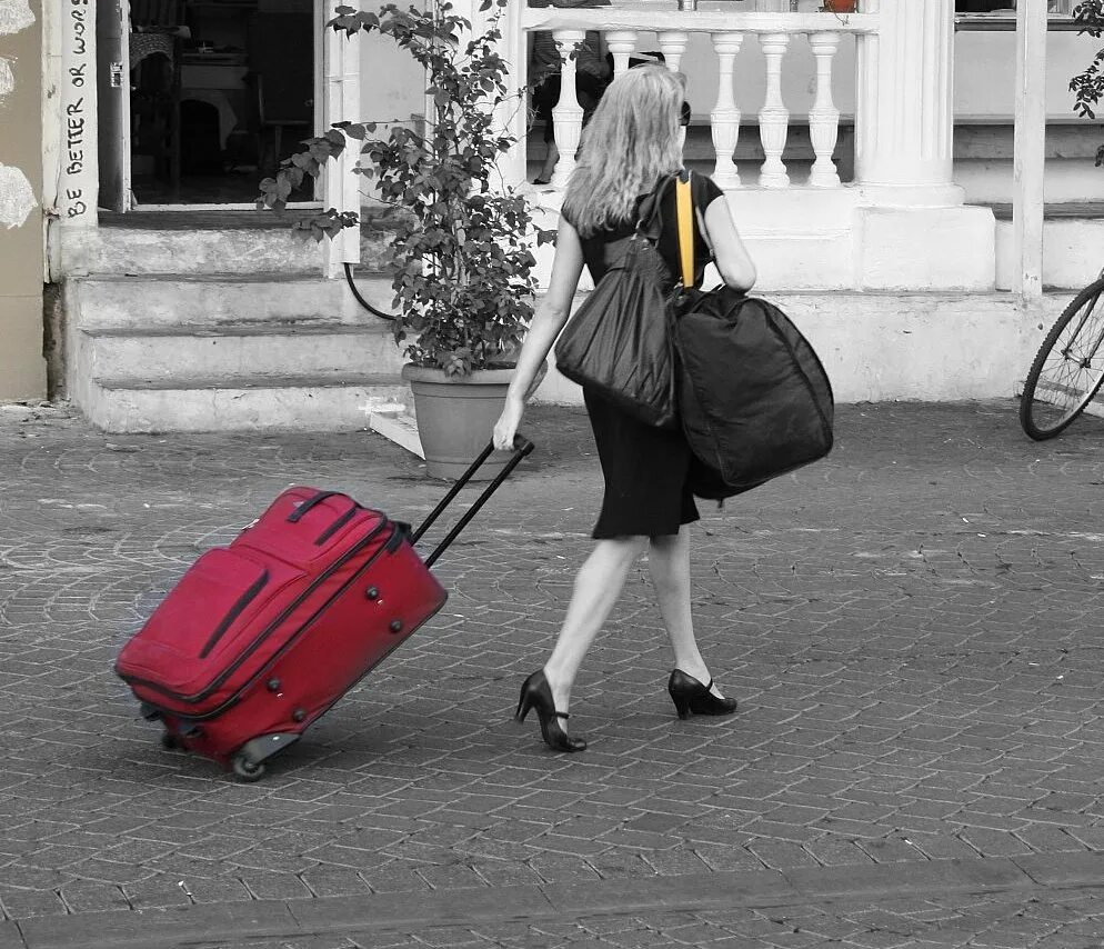 Что делать если забыла сумку. Девушка с чемоданом. Девушка с чемоданом уходит. Чемодан для девочек. Девушка уходящая с чемоданом.