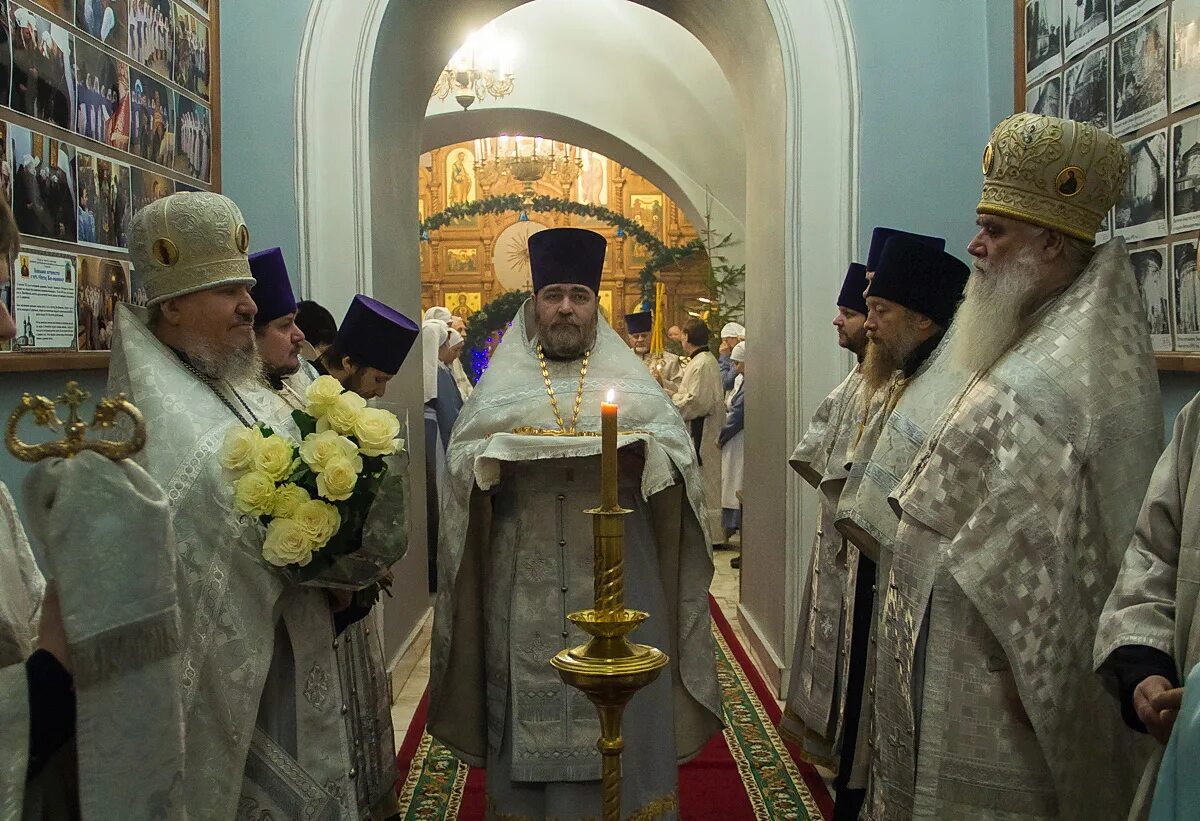 служба в храме 13 января. день святителя василия великого. день памяти василия великого. храм. служба в храме 13 января.