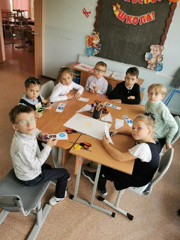 Учитель и ученик. Социальный педагог с детьми. Дети в школе. Дети школьники. Общение школьников.