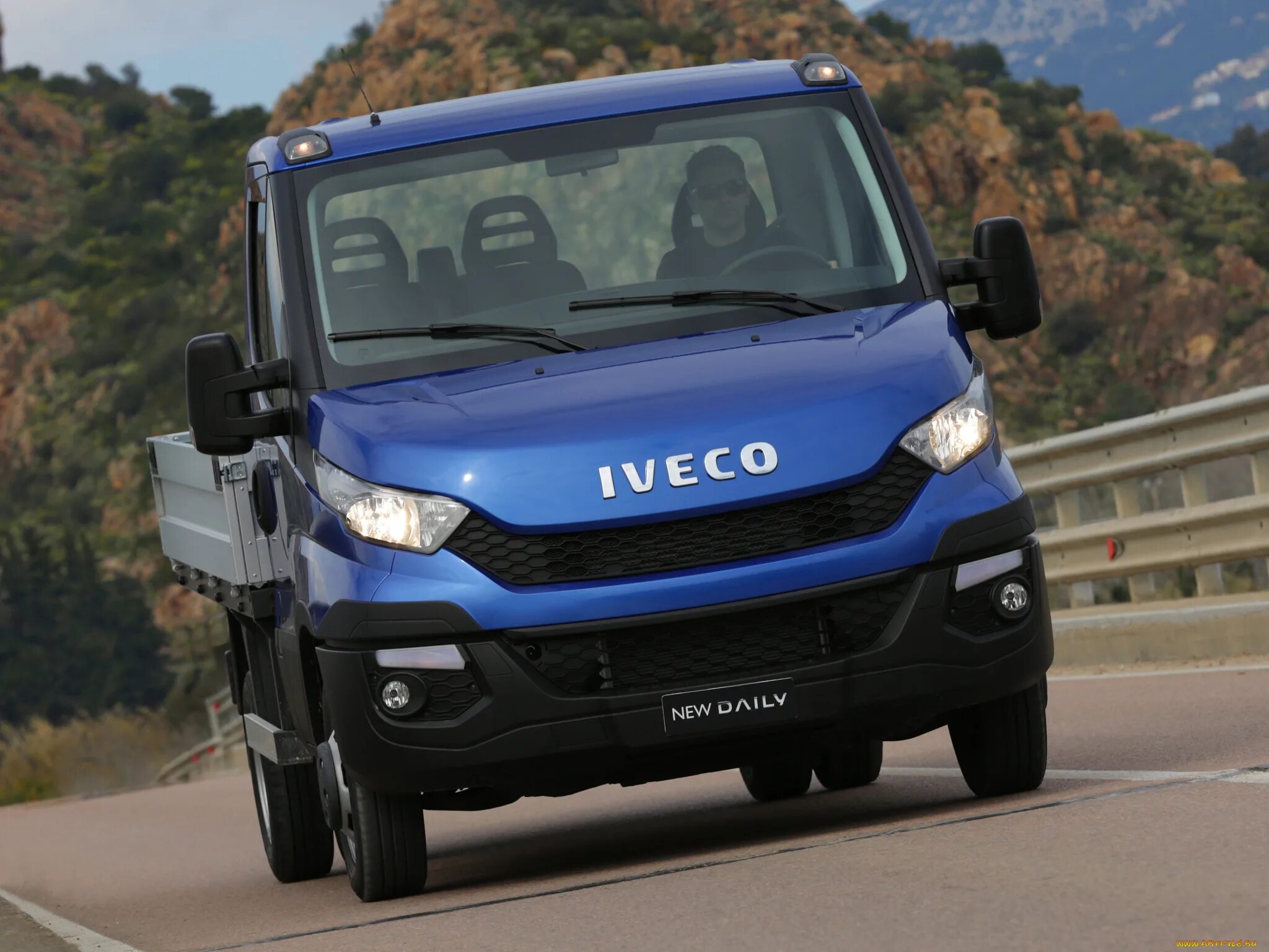 Ивеко дейли 2014. Ивеко Дейли 35. Авто Iveco Daily 35. Iveco Daily Chassis Cab 2014.