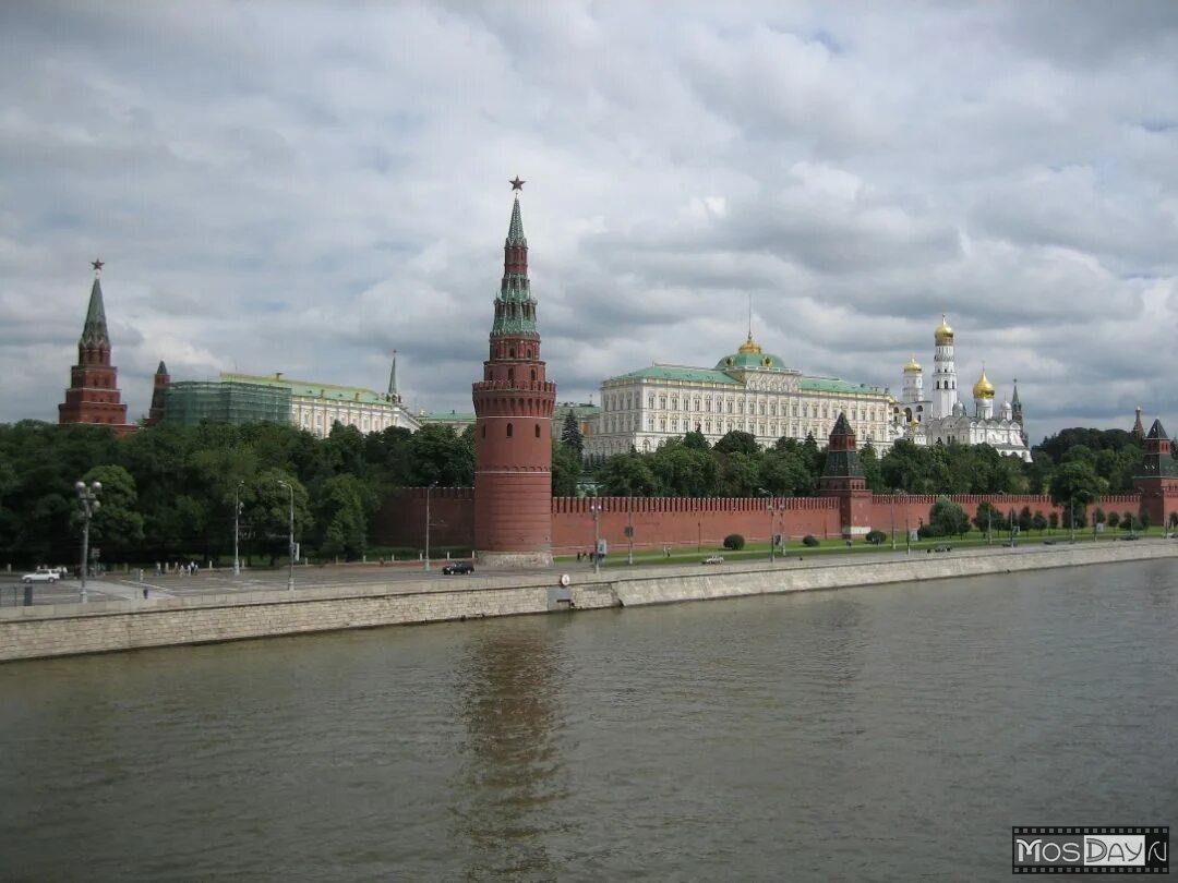 Московский Кремль культурное наследие России. Кремлевская набережная. Культурное наследие ЮНЕСКО В России Московский Кремль. Вид из Кремля.