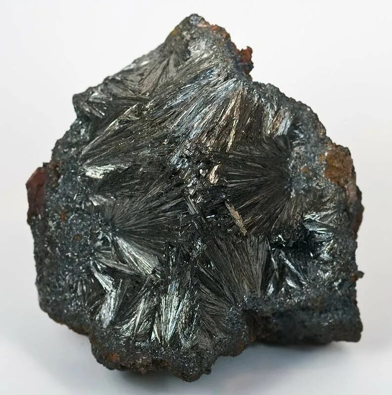 Манганит минерал. Бурая марганцевая руда манганит. Манганит-магния. Манганит необработанный.