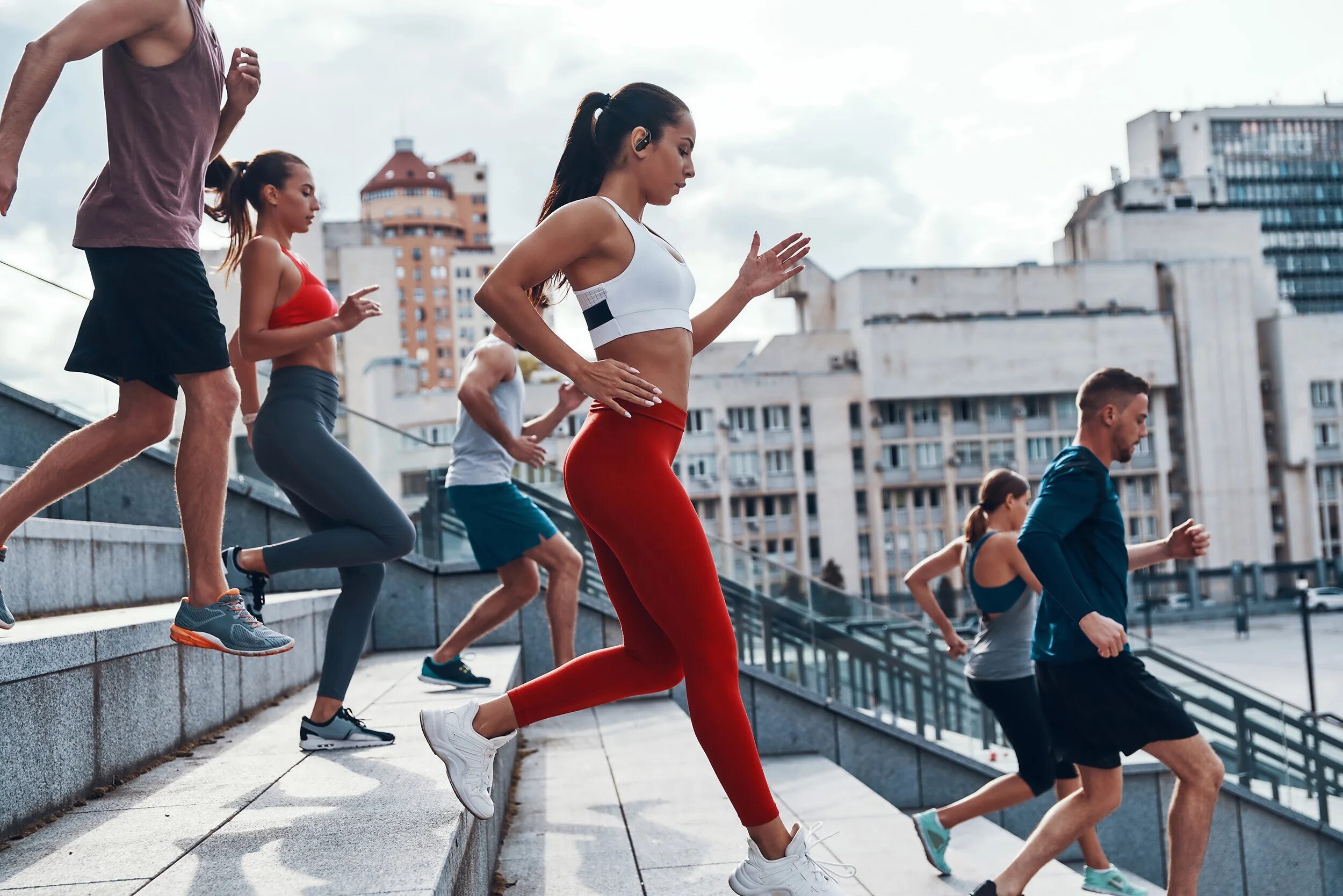 Группа про спорт. Спортивные люди. Человек спорт. Люди в спортивной одежде. Реклама спортивной одежды.