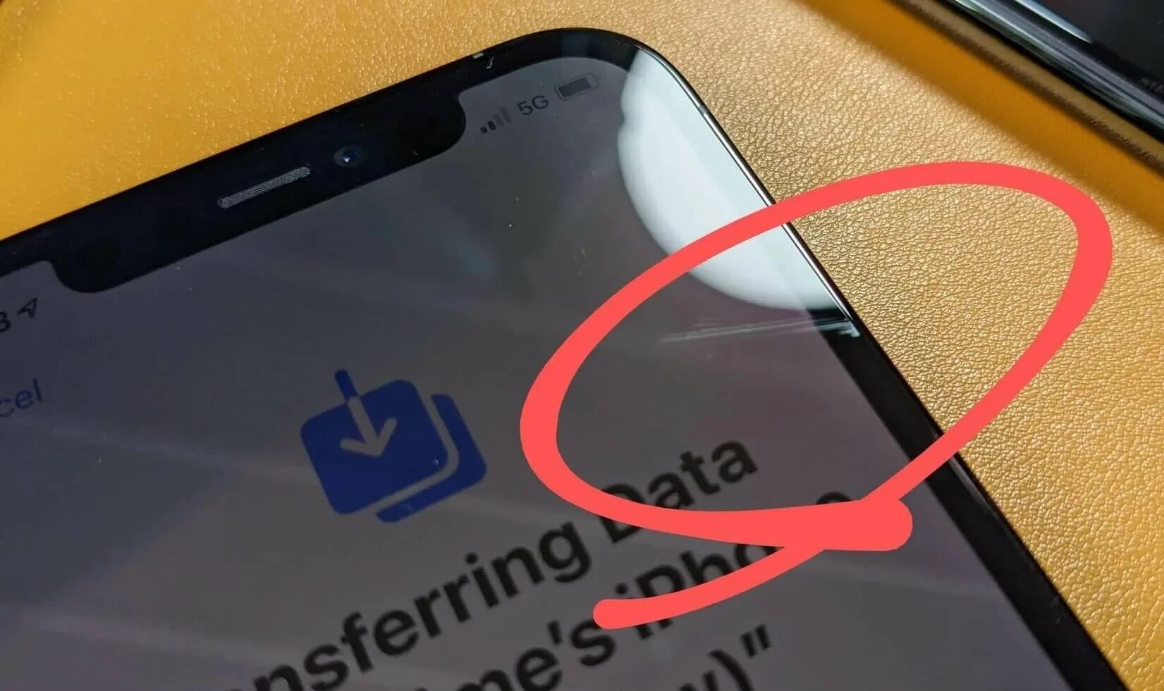 Нужно ли стекло на 14 айфон. Царапины на экране iphone. глубокие царапины на экране телефона. iphone 12 с царапинами на экране. царапина на экране айфона.