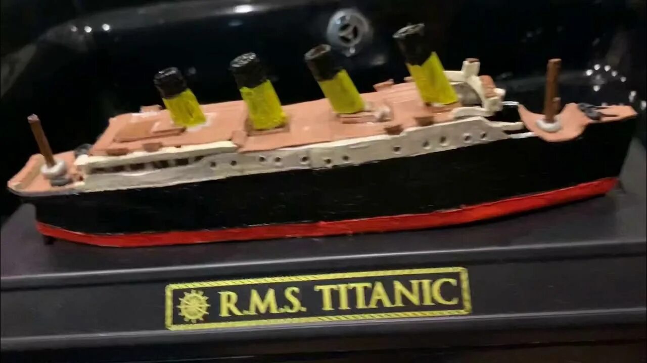 Корабль из пластилина Титаник. Титаник пластилин. Лайнер Титаник из пластилина. Титаник из пластилина тонет.