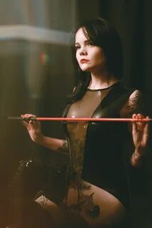 Dallas Dominatrix Mistress Petra Hunter :: Playful and Predatory.