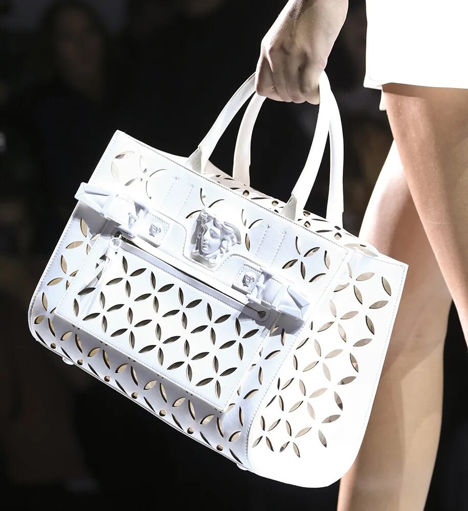 Топовые сумки. Versace Bag 2015. Сумки Версаче 2022. Модные сумки 2022 женские версачи. Модные летние сумки.