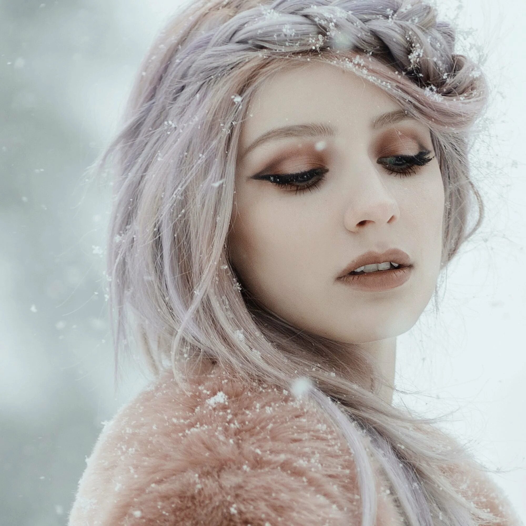 Холодная красивая девушка. Зимний макияж. Холодная девушка. Снежная девушка. Холодный зимний макияж.