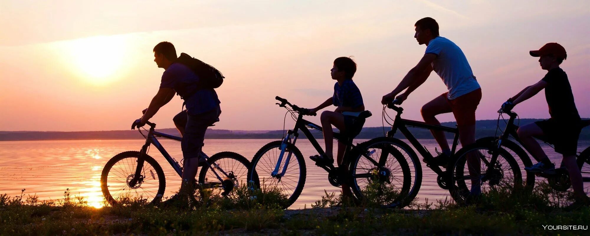 Семья на велосипедах. Велосипедисты семья. Семейная велопрогулка. Велосипедные прогулки семьей. Ride their bikes