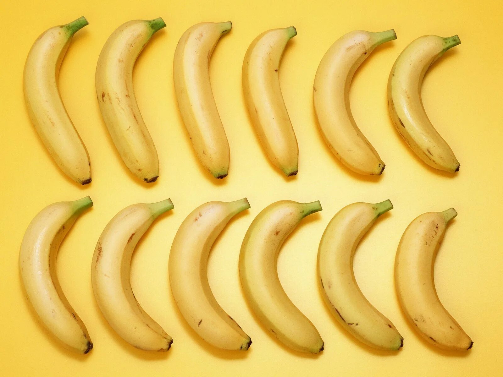 Сколько лежат бананы. Бананы. Фрукты банан. Несколько бананов. Картина банан.