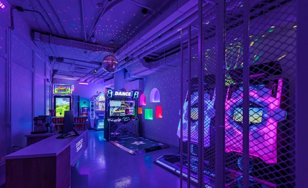 Disco park. Парк авеню диско лоходром. Центр развлечений минск для взрослых. Караоке автомат. Парк авеню диско фото.