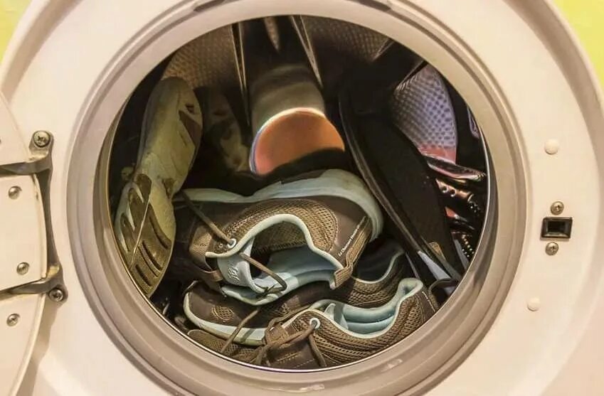 Можно ли стирать ботинки в стиральной машине. Стирка кроссовок в стиральной машинке. Стиральная машина для обуви. Машинка для стирки кроссовок. Стирка кроссовок в машинке автомат.