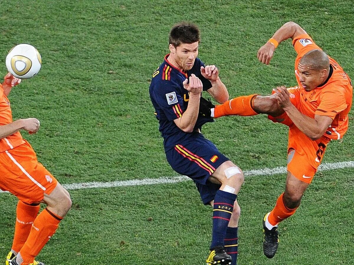 спортивный фол в баскетболе это. де йонг ударил хаби алонсо. хави чм 2010. хаби алонсо чм. фолы в стритболе.