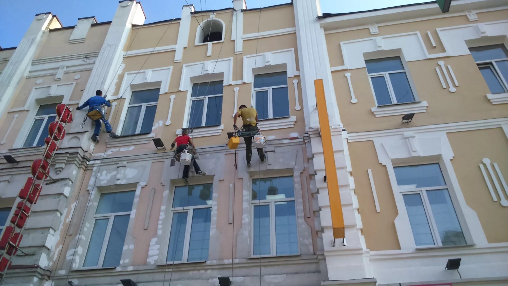 Работы по фасаду здания. Реконструкция зданий и сооружений. Ремонт фасада. Вентилируемые фасады многоэтажных домов. Монтаж вентфасада.