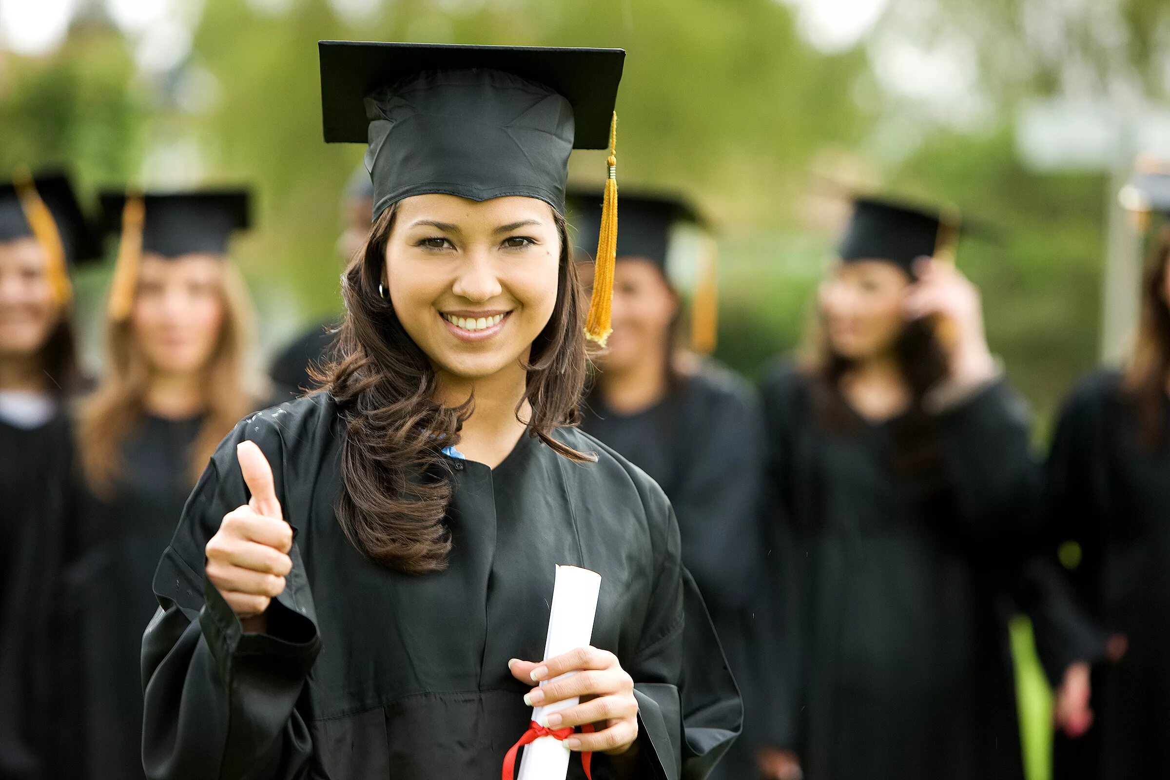 Graduating student is. Выпускники университета. Выпускник вуза. Бакалавр Магистр. Студентка.