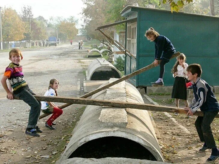 Развлечение детства. Советские дети на детской площадке. Развлечения на детской площадке. Дети во дворе. Развлечения детей девяностых.