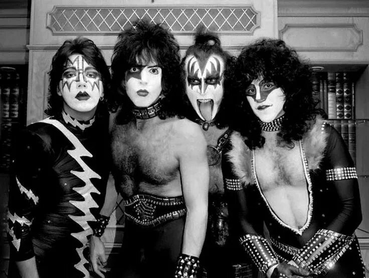 Kiss the night. Эрик карр и Эйс Фрейли. Eric Carr and Ace Frehley. Группа ночь Кисс. Рок группа seduce.