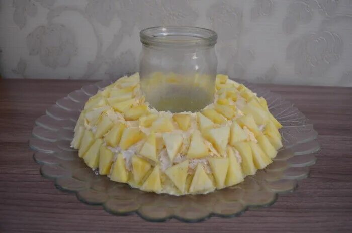 Гранатовый браслет рецепт с ананасами. Гранатовый браслет с гранатом. Садат " гранатовый браслет. Салат гранатовый браслет с курицей. Гранатовый браслет салат с чипсами и ананасами.