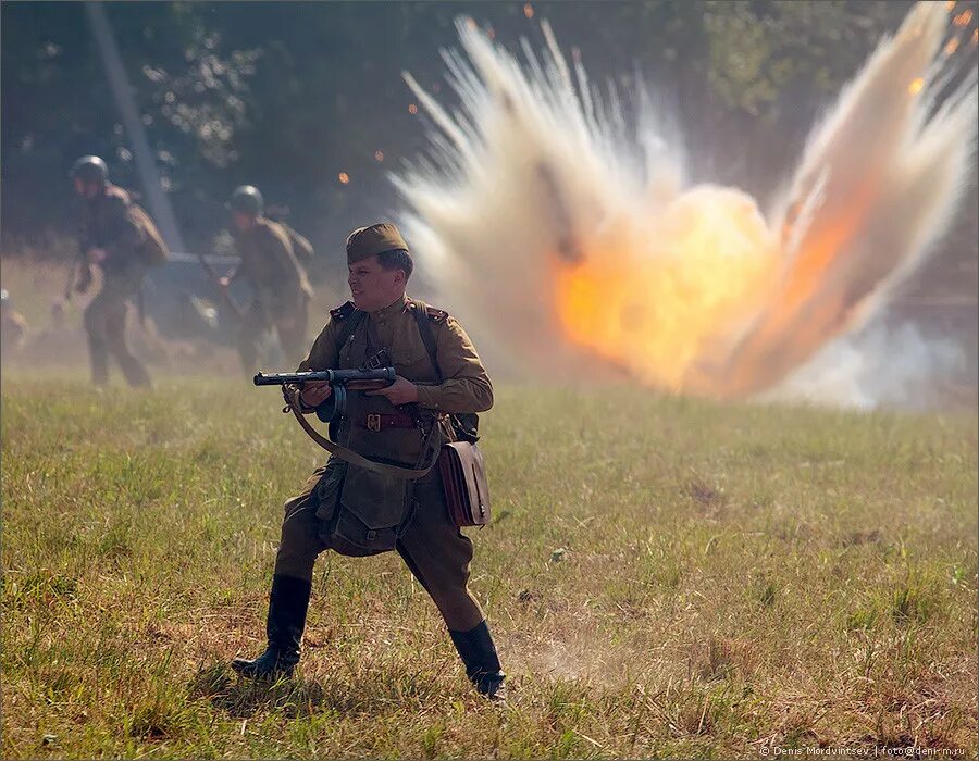 военное поле боя. солдат убегает. сбежал с поля боя. сбежал с поля боя. солдат бежит.