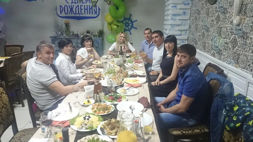Жираф в зоопарке. Жираф ставрополь. Жирафчик минусинск. Жирафик кафе омск. Жираф в зоопарке.