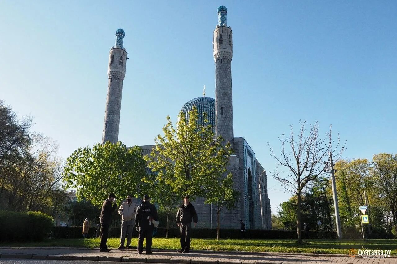 Ураза санкт петербург. Ураза-байрам в Санкт-Петербурге. Мечеть в Санкт-Петербурге на Ураза байрам. Астрахань Ураза мечеть. Голубая мечеть Питер.