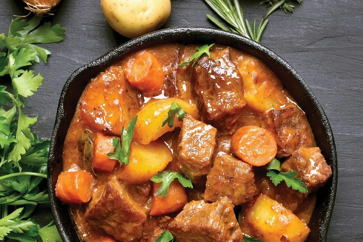 свинина кусочками на сковороде. свинина тушеная в духовке кусочками. мясо жаренное порционными кусками. тушеный стейк. свинина с овощами в духовке.