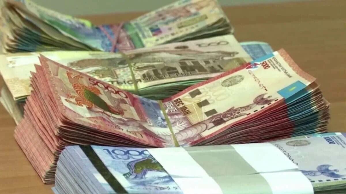 80 тысяч тенге в рублях. Пачка тенге. пачка денег казахстанских. 2 миллиона тенге. 50000 тенге.