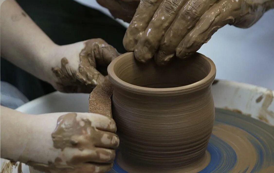 Глина для лепки. Керамика гончарный круг глина. Глина для детей. Гончар и глина. Изделия из глины для лепки.