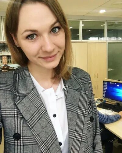 Мокрая работница офиса