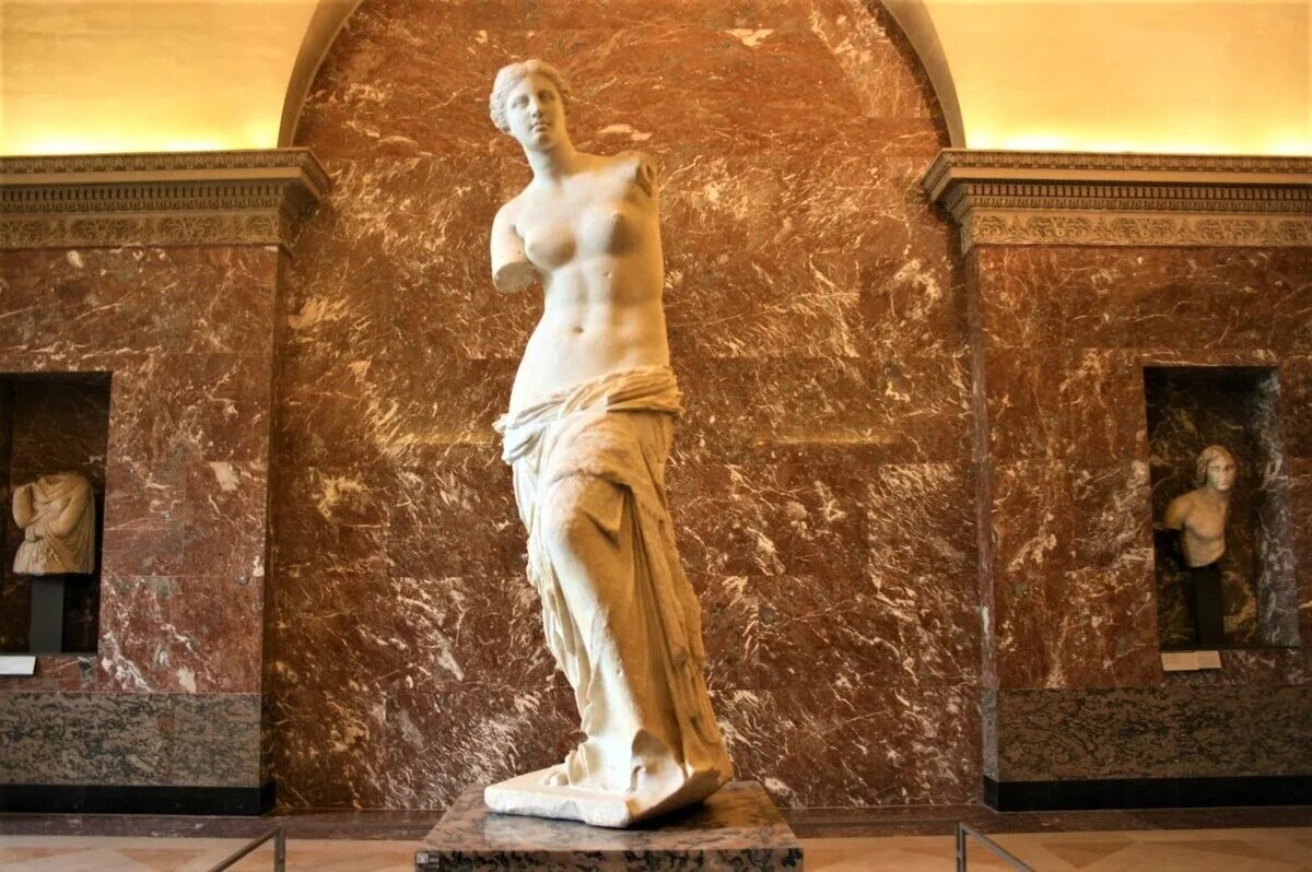 Эпоха возрождения микеланджело давид. Венера милосская скульптура. Статуя венеры милосской. Скульптор где находится. Венера милосская лувр.