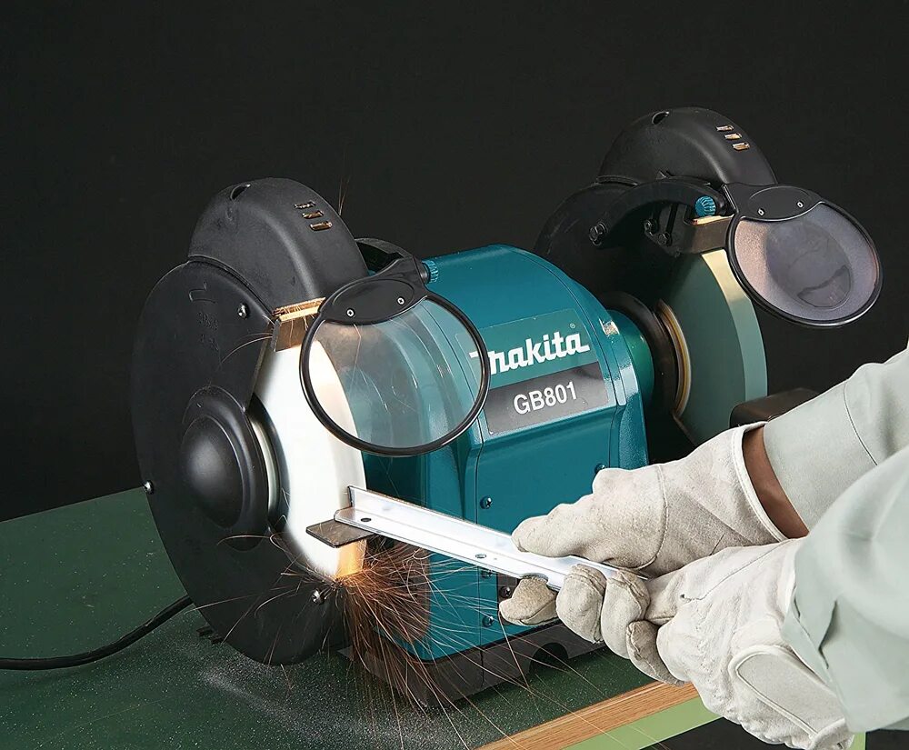 Процесс шлифования. Точильный станок Makita gb801. Электроточило Makita GB 801. Makita точило Makita gb801. Заточный станок Makita GВ 801.