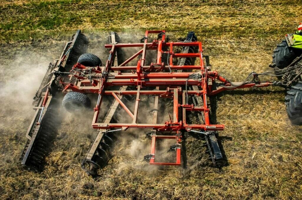 Лущение стерни подсолнечника. Лущение почвы. Обработка почвы лущение стерни. Лущение почвы. Лущение стерни агрегат.