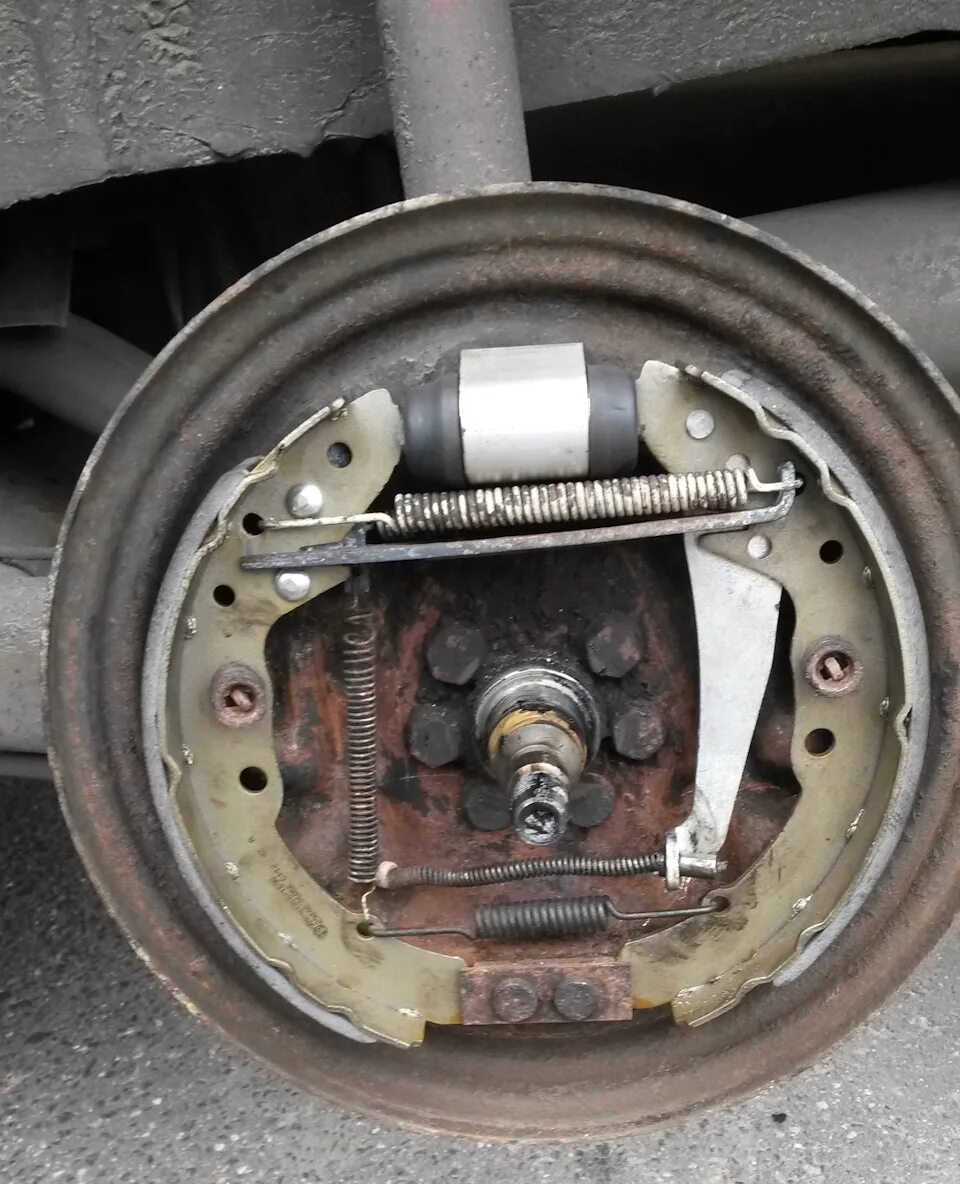 Задние тормозные колодки - Volkswagen Passat B4, 1,9 л, 1994 года своими руками 