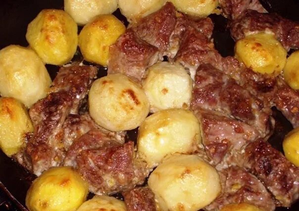 Картошка с мясом в духовке. Запеченная говядина с картошкой. Говядина с картошкой в духовке. Мясо кусочками с картошкой в духовке.
