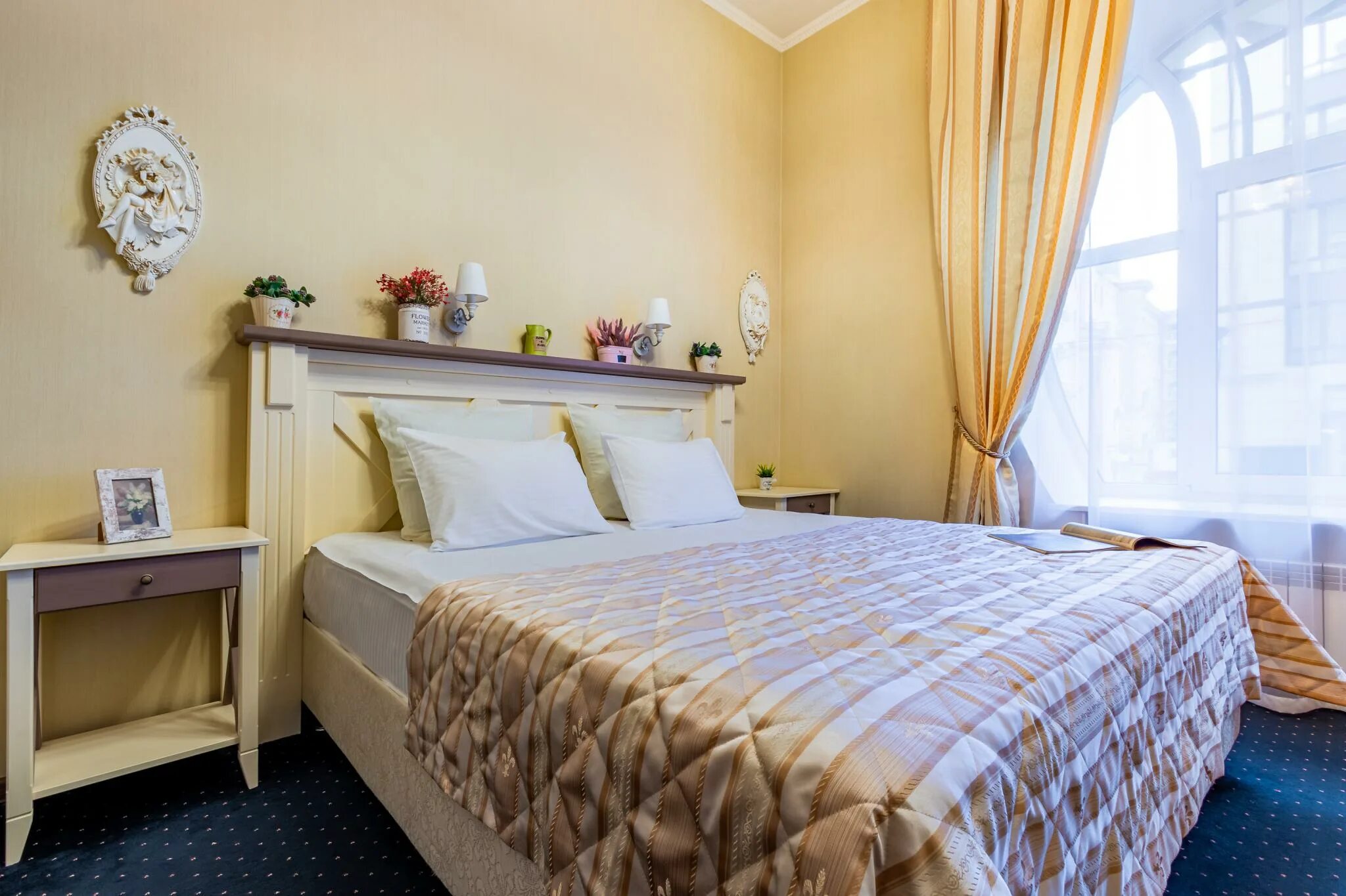 Отель демократ на невском 147. Гостиница блюз на невском санкт-петербург. Отели на невском санкт петербург недорого. Невский 147 отель санкт-петербург. Невский 147 отель санкт-петербург.