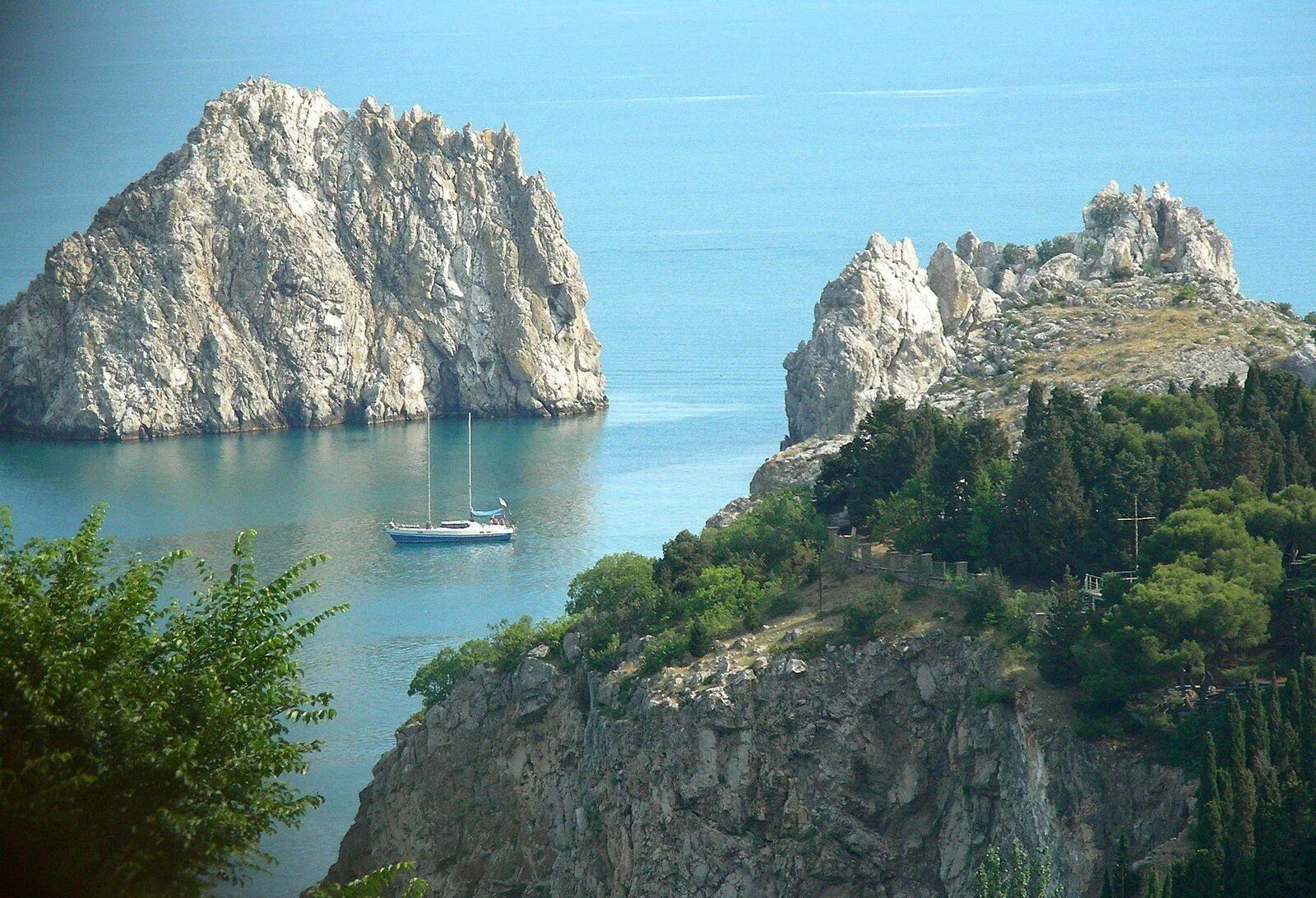 Города в горном крыму. Скала Ифигения Крым. Мыс Суук-Су в Гурзуфе. Горы адалары в Крыму. Южный берег Крыма Гурзуф.