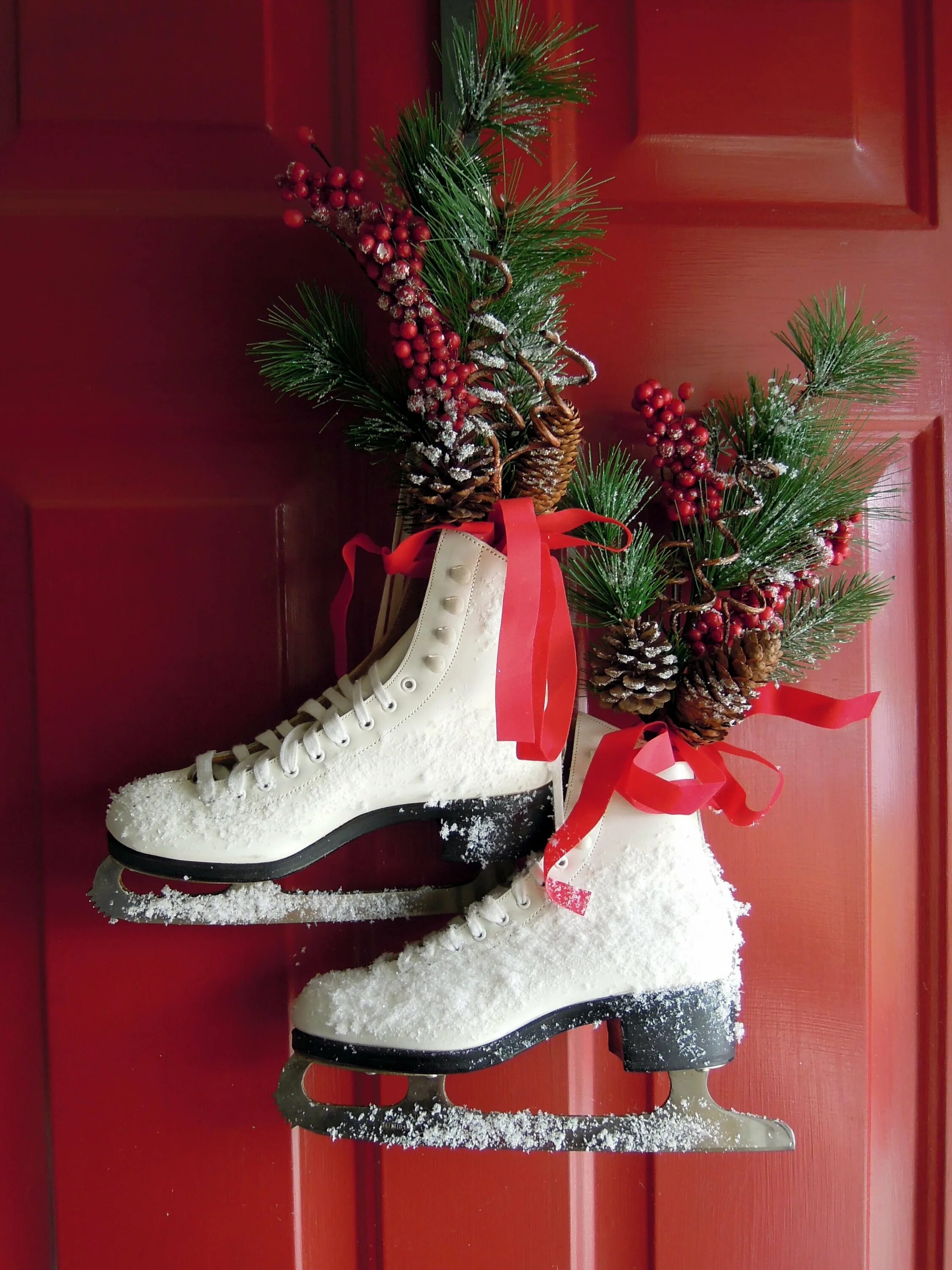 Новогодние коньки. Коньки акварель. Новогодние коньки декор. Новогодняя композиция в коньках. Новогодняя композиция в коньках.