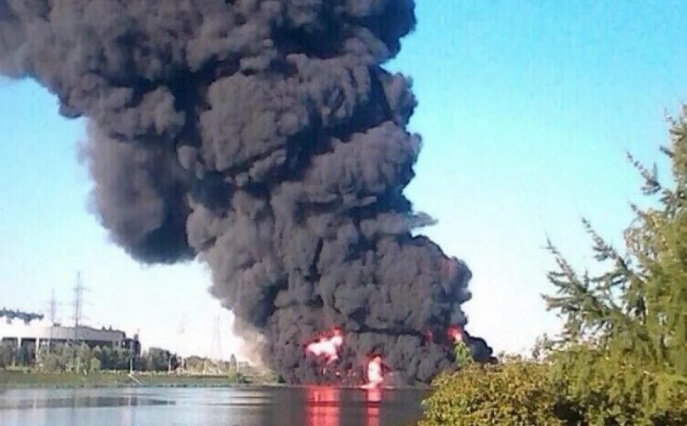 Взрыв в Марьино в Москва реке. Пожар на реке в Марьино. Пожар нефтепровода в Марьино. Пожар горит Москва река.