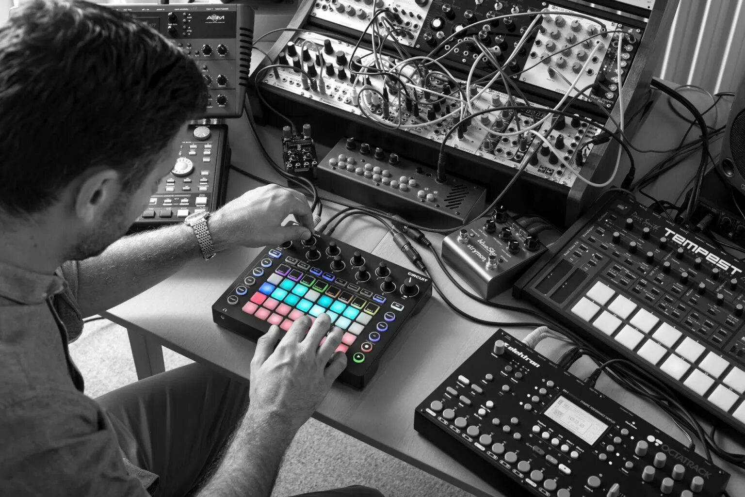 Сделать фотку с музыкой. Novation circuit. Драм машина. Музыкальная электроника. Синтезатор с драм машиной.