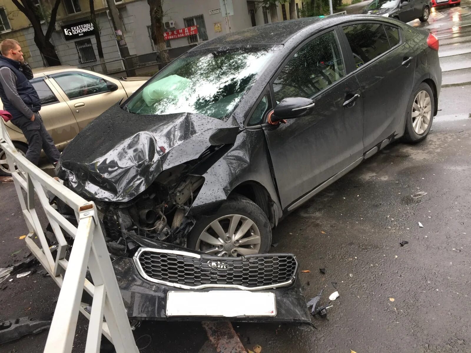Показать разбитый. Разбитый Фиат. Фиат автомобиль разбитый. Авария на проспекте Масленникова в Самаре.