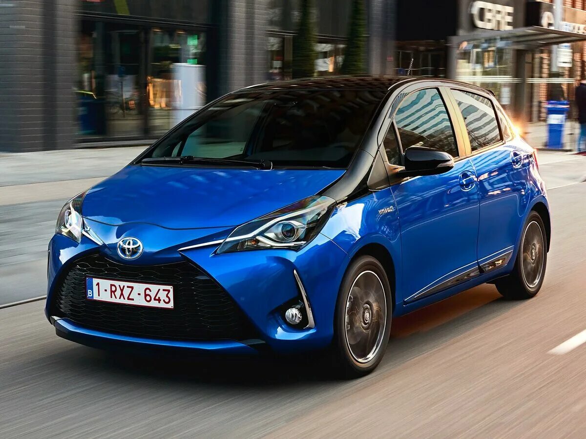 Авто гибриды цена. Тойота Ярис гибрид. Toyota Yaris 2017. Toyota Yaris 2017 Hybrid. Toyota Vitz 2017 гибрид.