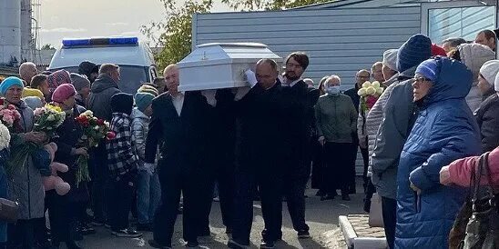 Чин погребения плащаницы. Ижевск похороны детей школы 88. Когда пройдут похороны жертв крокуса. Могила. Ижевск похороны детей школы 88.