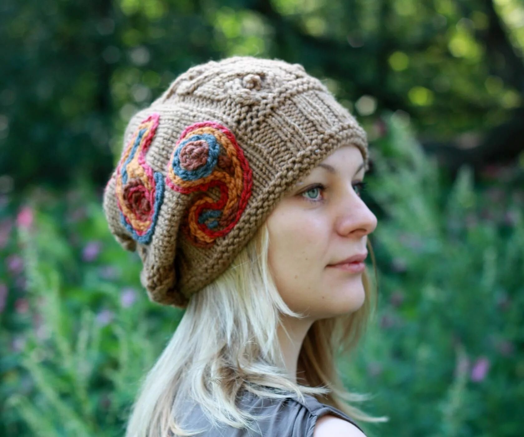 Необычные шапки. Необычные шапки. Шапка бини мешковатая. Шапка капуцин. Необычные женские вязаные шапки.