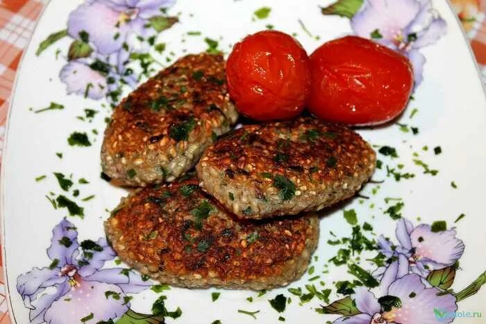 Формуем биточки из перловки. Котлеты из перловки постные. Биточки из перловки. Пшенные биточки. Котлеты с перловкой и фаршем.